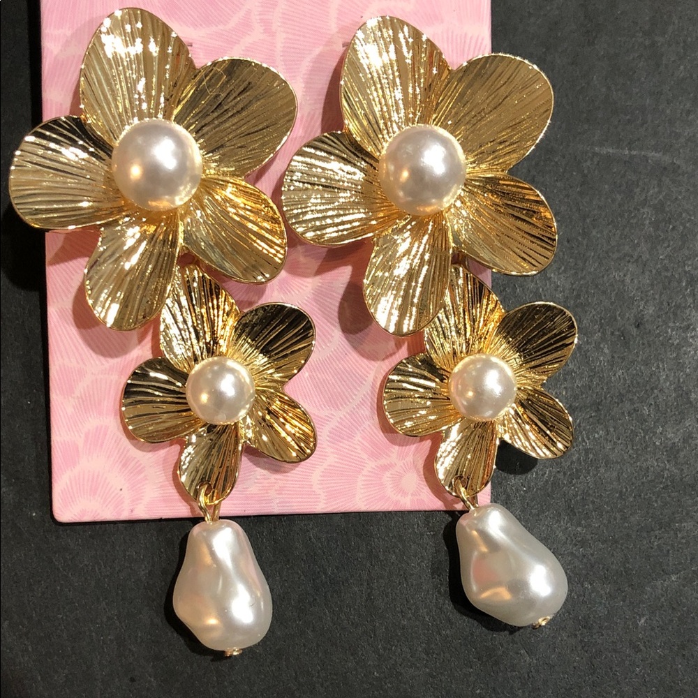 Pearl center two tiered flower earrings with freshwater pearl look dangle new
